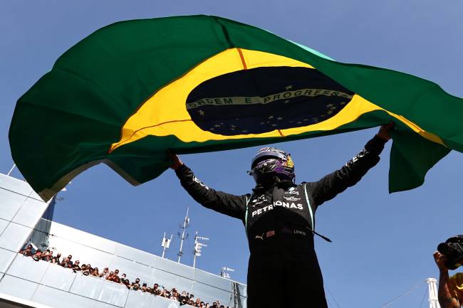 SAO PAULO, BRAZIL - NOVEMBER 14: Race winner Lewis Hamilton of Great Britain and Mercedes GP celebrates in parc ferme during the F1 Grand Prix of Brazil at Autodromo Jose Carlos Pace on November 14, 2021 in Sao Paulo, Brazil. (Photo by Mark Thompson/Getty Images)
