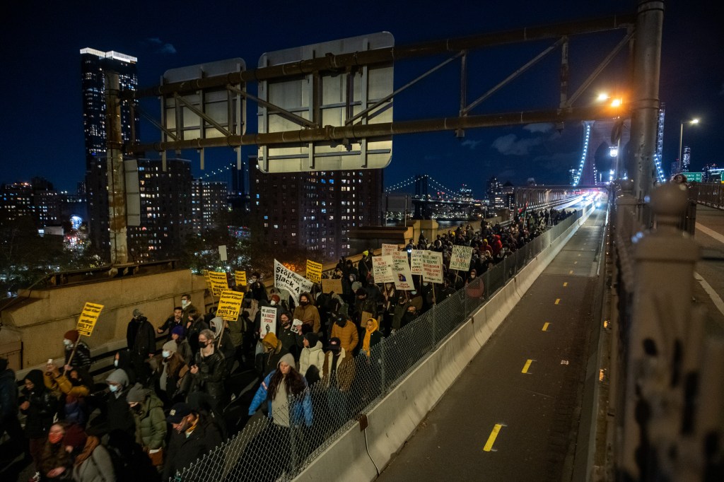 Manifestantes protestam contra absolvição de Kyle Rittenhouse em Nova York - 19/11/2021