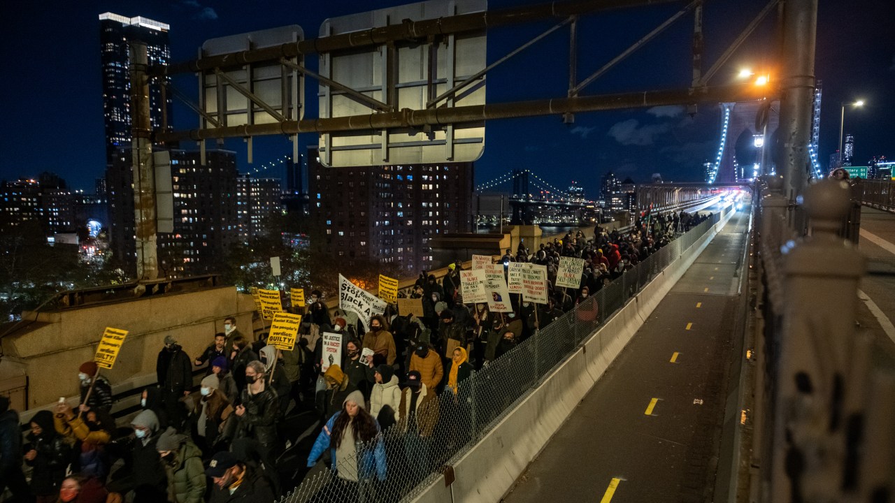 Manifestantes protestam contra absolvição de Kyle Rittenhouse em Nova York - 19/11/2021