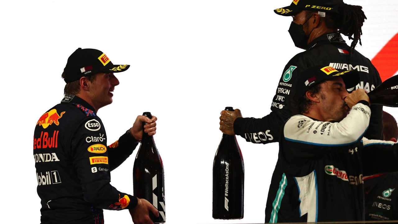 Hamilton, Verstappen e Alonso no pódio do GP do Catar, em Lusail