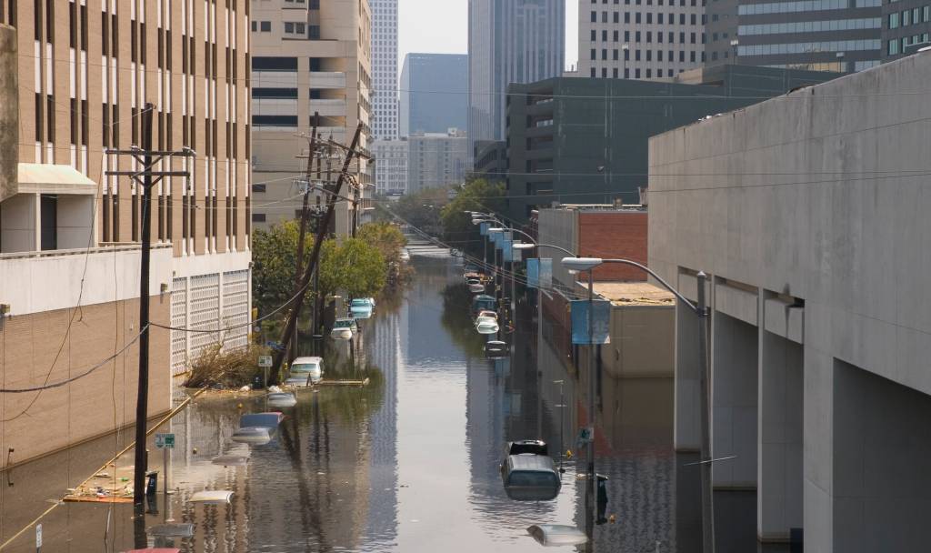 Nova Orleans submersa após passagem de furacão; diques falharam em proteger a cidade de inundações