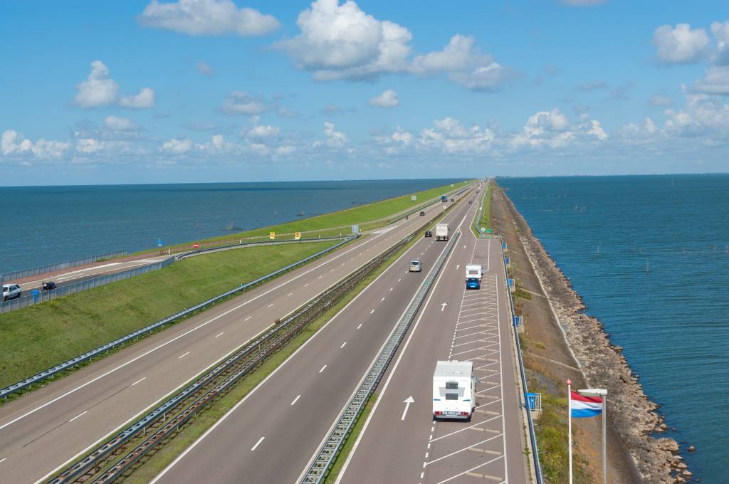 Afsluitdijk, barreira de 32 quilômetros que segura o avanço do Mar do Norte