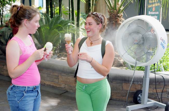 Jovens se refrescam durante verão quente em Las Vegas, nos EUA
