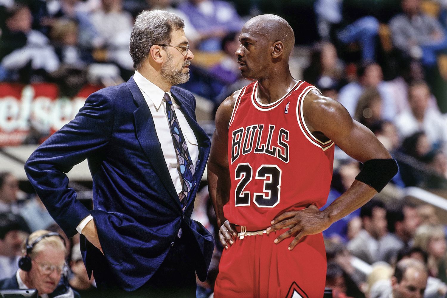 INOVAÇÃO - O treinador Phil Jackson e Jordan: “triângulo ofensivo” -