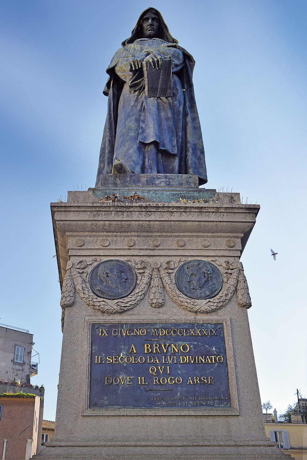 CORAGEM - Estátua de Giordano Bruno: o monge-cientista morreu na fogueira -
