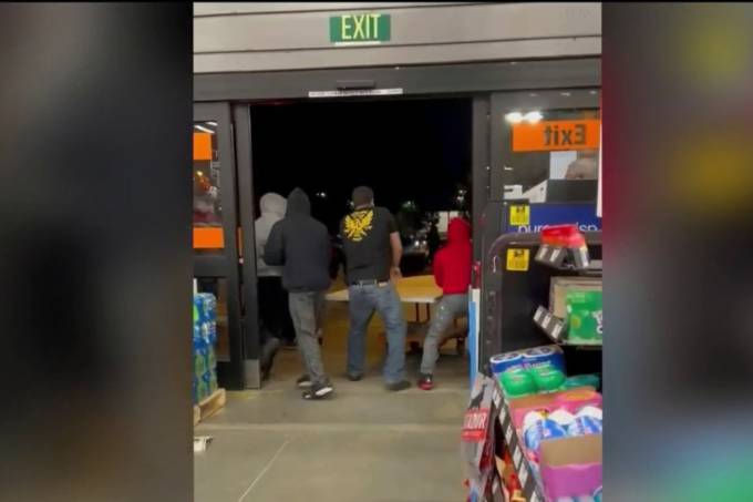 Grupo de jovens rouba mercadorias em loja de Los Angeles na última sexta-feira (26)