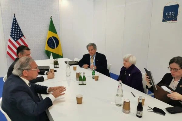 O ministro da Economia, Paulo Guedes, em conversa com a secretária Janet Yellen