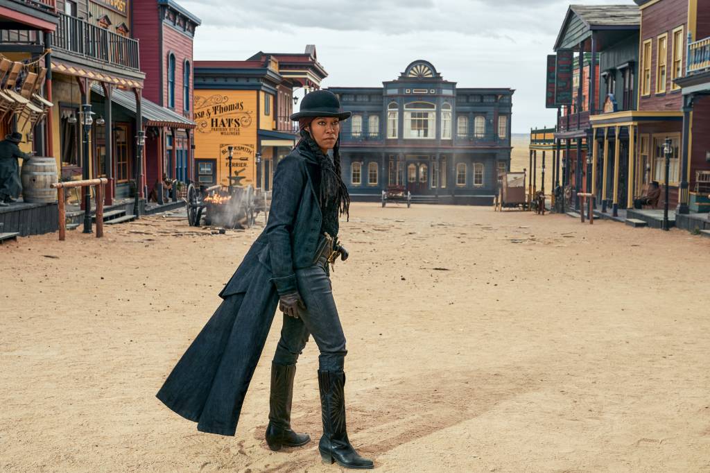 HTF_20201025_20509RC_R2 Treacherous Trudy (Regina King) no filme ‘Vingança e Castigo’, da Netflix