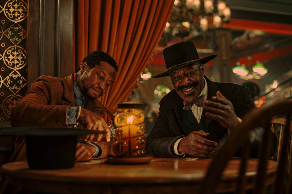 Nat Love (Jonathan Majors) e o xerife Bass Reeves (Delroy Lindo) no filme ‘Vingança e Castigo’, da Netflix