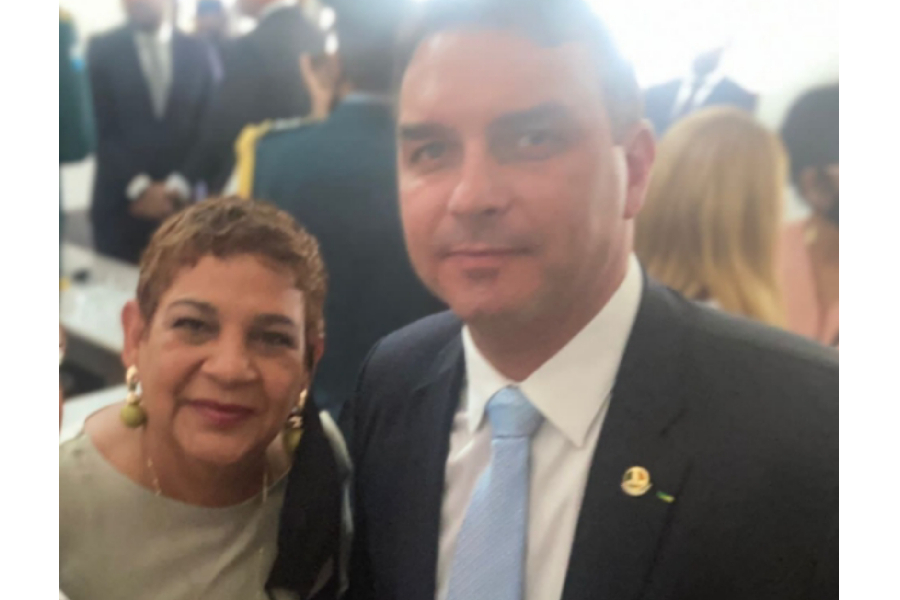 Val Meliga e Flávio Bolsonaro na posse do novo secretário da PM do Rio, em agosto