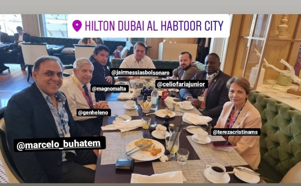 Instagram Hélio Lopes O desembargador Marcelo Buhatem (à esq.) com a comitiva do presidente Jair Bolsonaro em Dubai