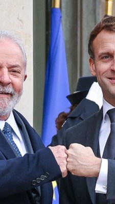 O ex-presidente Lula e o presidente da França, Emmanuel Macron, durante recepção ao brasileiro