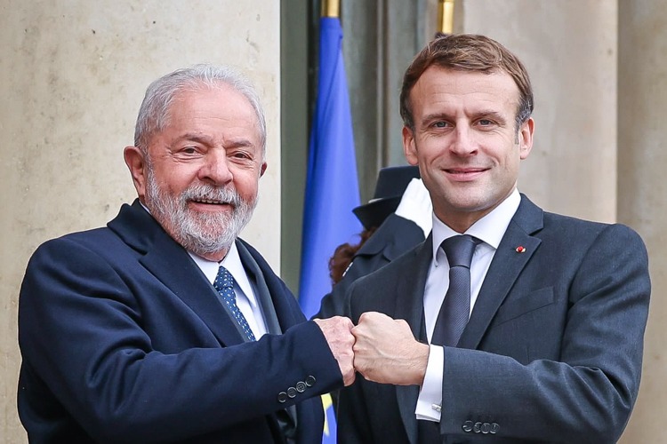 O ex-presidente Lula e o presidente da França, Emmanuel Macron, durante recepção ao brasileiro