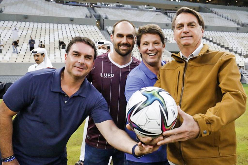 MARIO FRIAS – FAMILIA BOLSONARO – QATAR – INSTAGRAM @MARIOFRIASOFICIAL 111 2021.jpg JUNTINHOS - Com o clã, em Bahrein: fiel ao “presidente mais galã da história” -