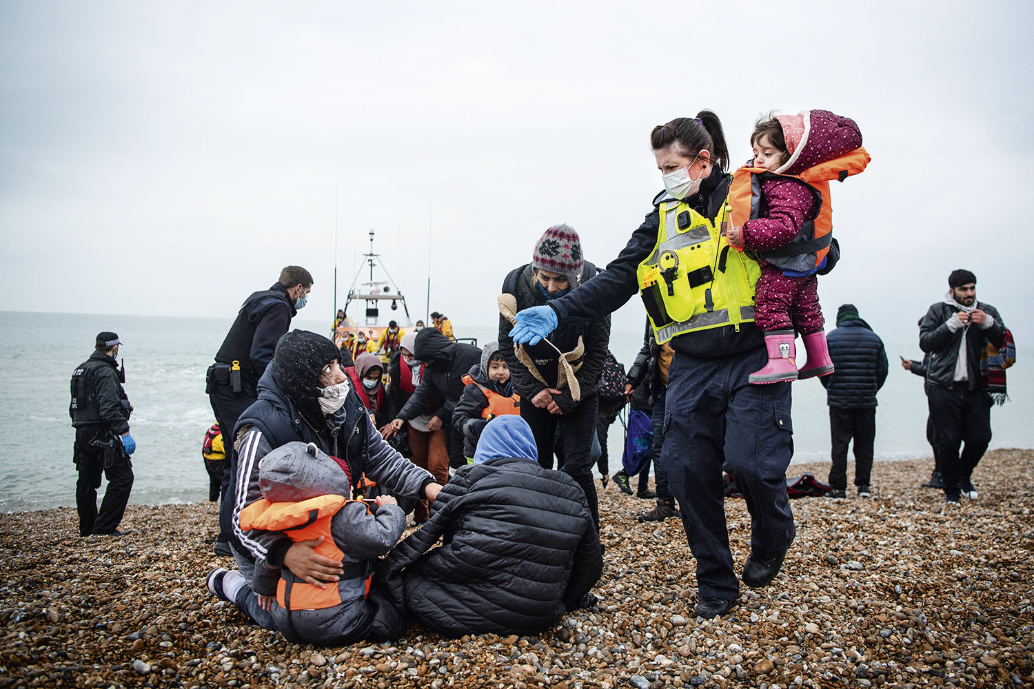 SOBREVIVENTES - Pessoas são resgatadas depois do acidente e levadas a uma praia na costa britânica: travessia de alto risco que atrai cada vez mais gente -