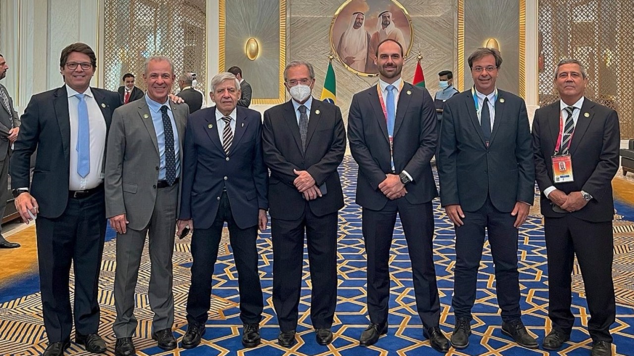 O deputado Eduardo Bolsonaro (PSL-SP), ao centro, com ministros em Dubai