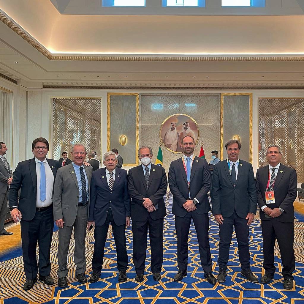 O deputado Eduardo Bolsonaro (PSL-SP), ao centro, com ministros em Dubai