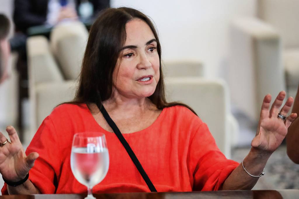 O silêncio de Regina Duarte por prisão de Bolsonaro: anúncio de sabonete