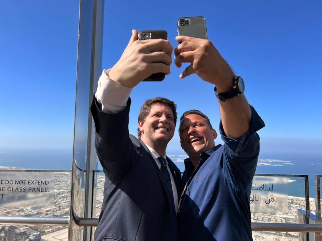 O secretário da Cultura, Mario Frias, faz selfie com o lutador bolsonarista Renzo Gracie em Dubai