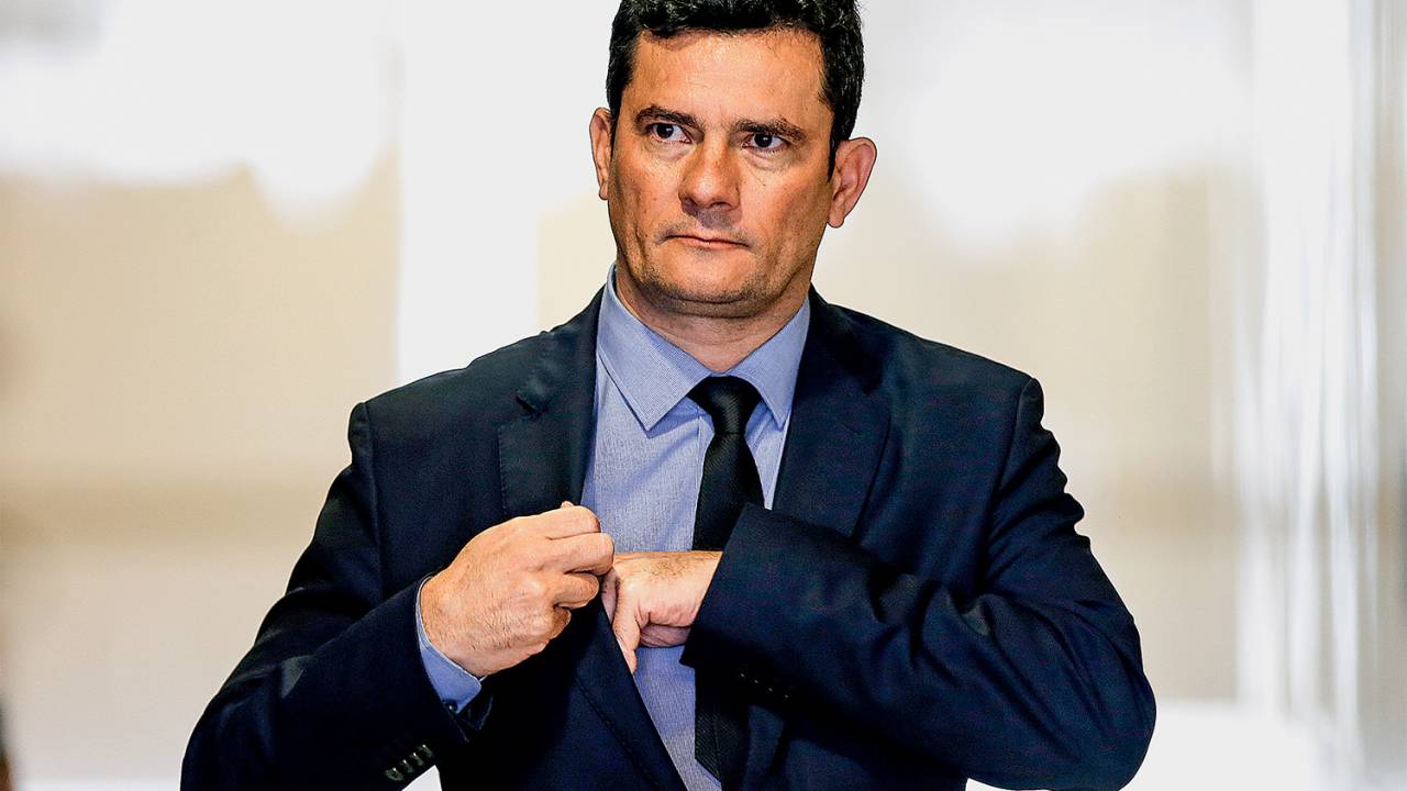 Revista VejaMatéria: Ministro Sérgio Moro concede entrevista a imprensa,depois de cerimônia de assinatura de pacoite de leis Anticrime.Personagem: Sérgio Moro, ministro da DefesaFoto: Cristiano MarizData: 19/02/2019Local: Palácio do Planalto - Brasília - DF