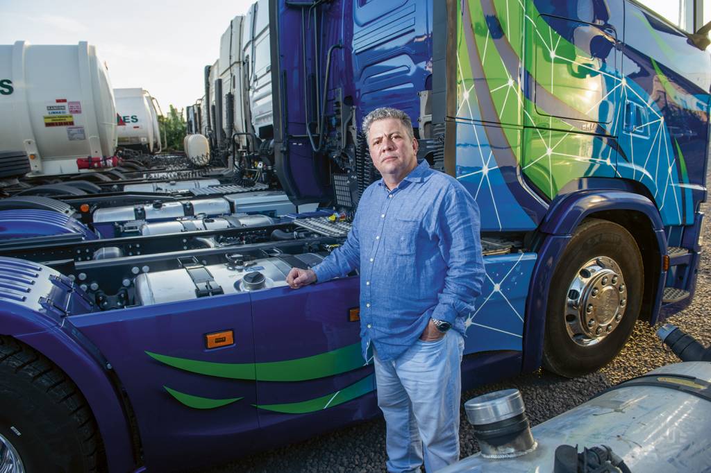 WANDERLEY-CARLOS-WORK-TRANSPORTES-SERRA-ES.jpg PLANOS ENGAVETADOS - Dono de uma frota de cinquenta caminhões, Vanderlei Carlos teve prejuízo de 17% de seu faturamento e cancelou a compra de quinze novos veículos que já haviam sido encomendados -