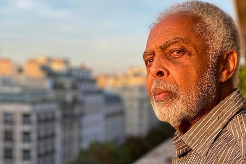 Gilberto Gil na sacada de um apartamento em Paris