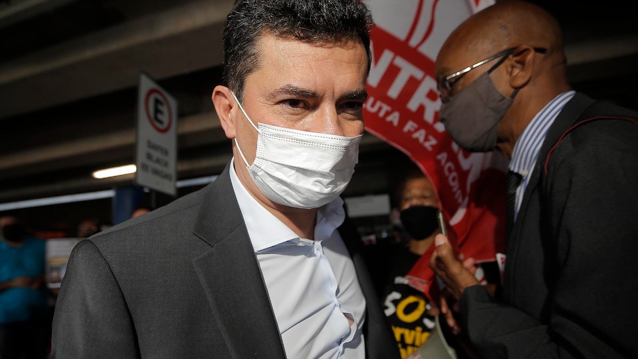 Sergio Moro desembarca em Brasília é é hostilizado por manifestantes contrários à reforma administrativa