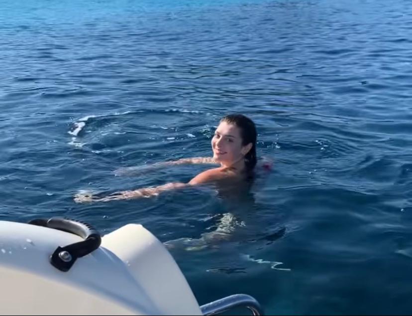 Rosamaria mergulhada nas águas azuis da Sardenha