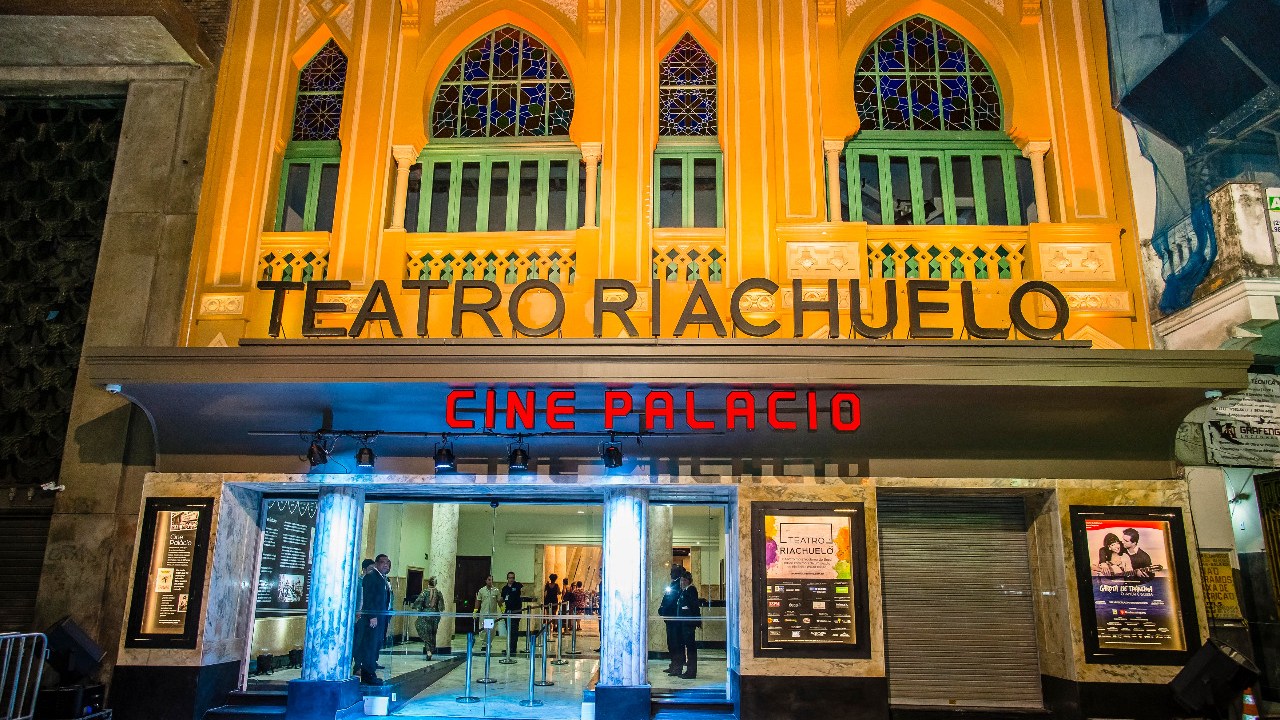 Teatro Riachuelo, no centro do Rio, completa cinco anos. Espaço cultural funciona hoje no prédio do antigo Cine Palácio.