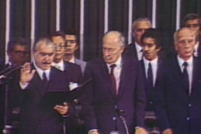 Imagem do juramento oficial feito por José Sarney na sua posse como presidente, em 1985