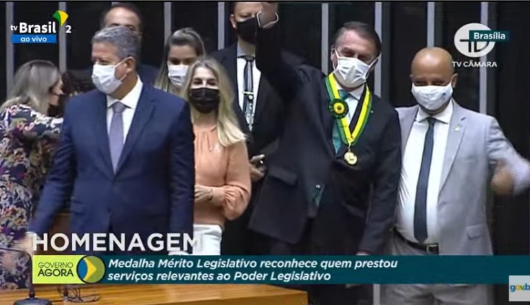 Indicado pelo deputado federal e Líder do PSL Vitor Hugo, Bolsonaro foi homenageado na entrega da Medalha Mérito Legislativo