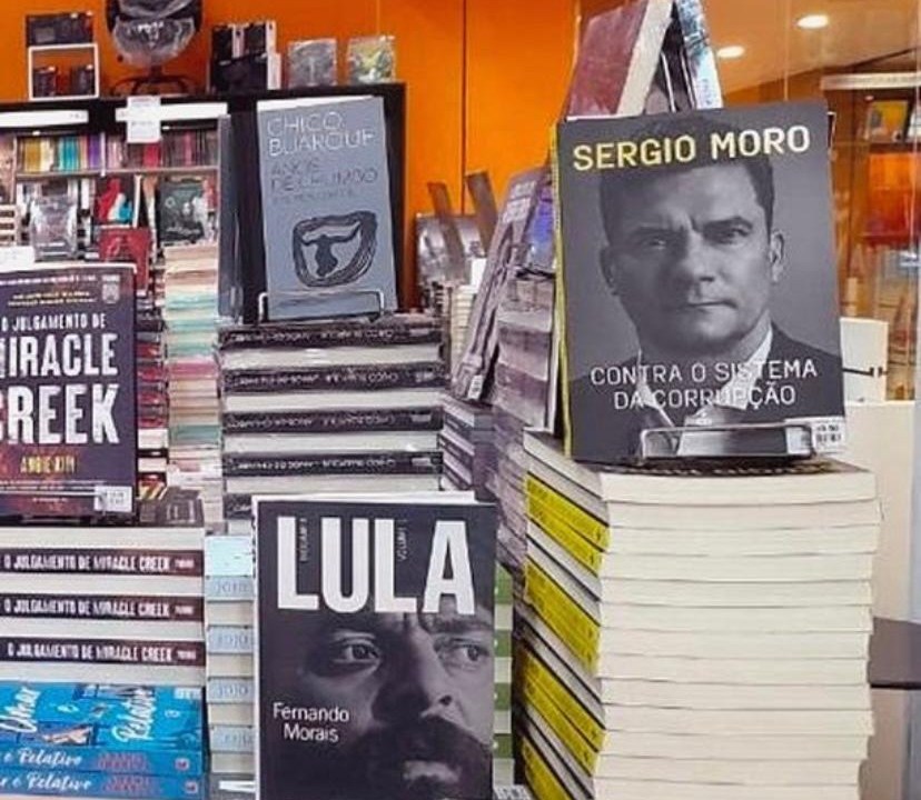 O ex-juiz Sérgio Moro posta foto com seu livro 'Contra o sistema da corrupção' exposto ao lado da biografia do ex-presidente Lula, escrita por Fernando Morais