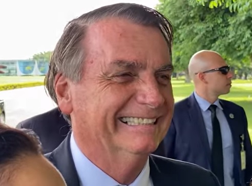 Bolsonaro sorridente: pacote de bondades para a eleição