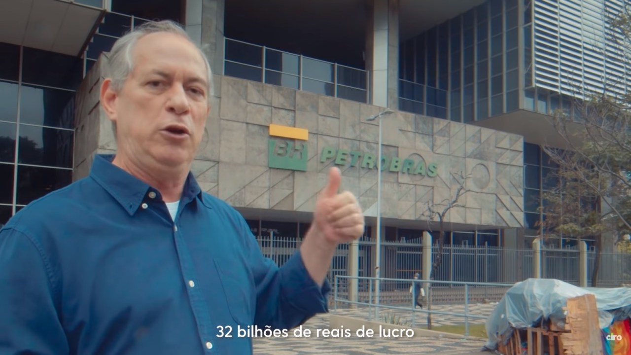 Ciro Gomes gravou vídeo diante do edifício-sede da Petrobras, no Rio, onde um casal sem-teto havia montado uma barraca