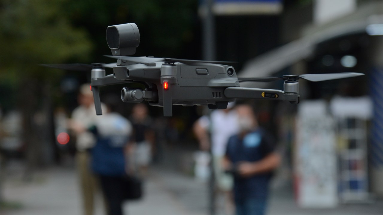 Drone com alto-falante é usado para evitar aglomerações na zona sul do Rio de Janeiro