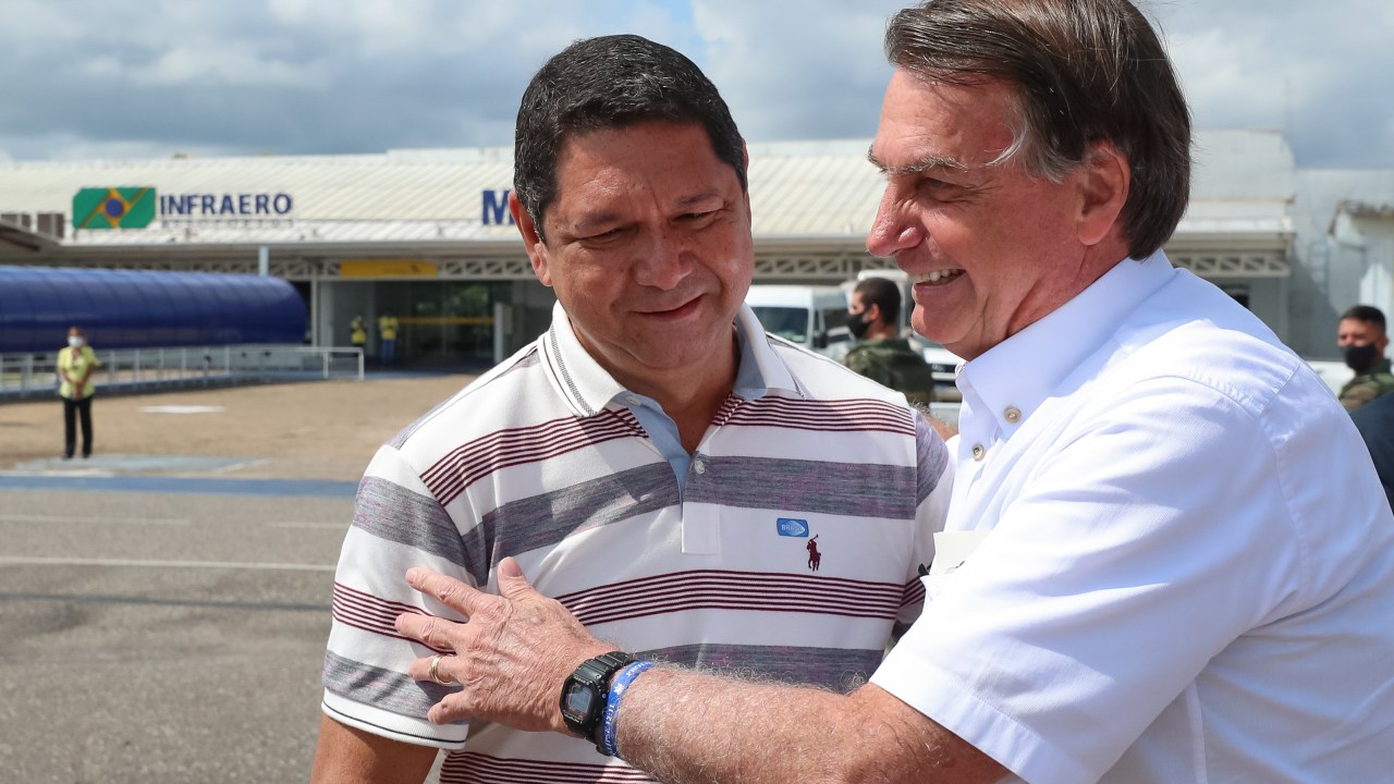 O então presidente Jair Bolsonaro e o delegado da PF Everaldo Eguchi, em Marabá (PA) -