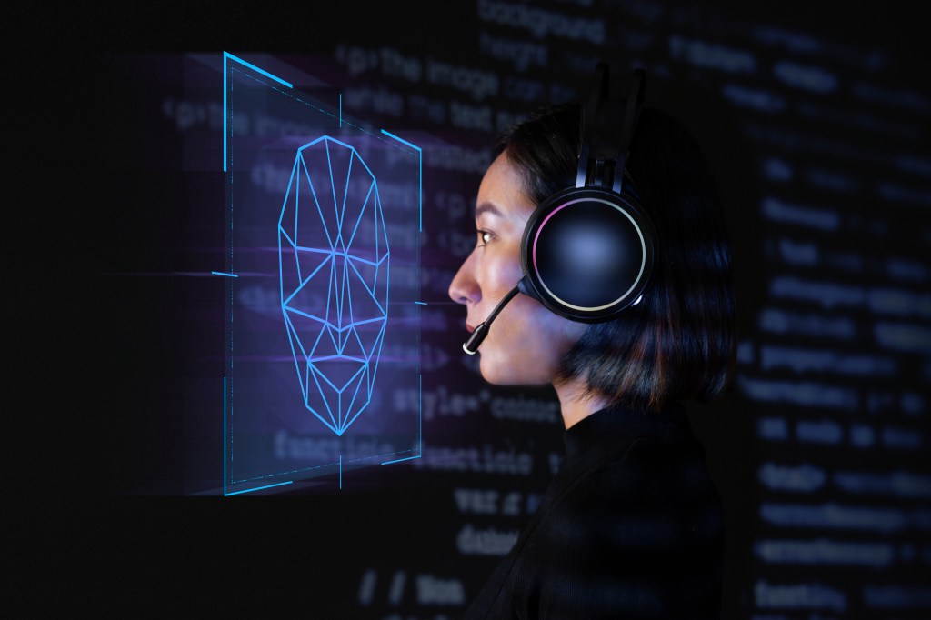 Programadora escaneia seu rosto com tecnologia de segurança biométrica em remix digital de tela virtual