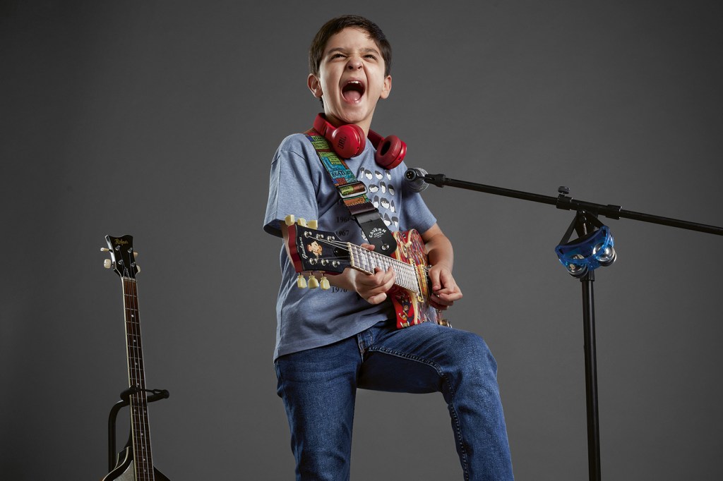 BEATLEMANÍACO - Gustavo Saldanha, 8 anos, conheceu os Beatles aos 5 e se apaixonou (hoje toca sete instrumentos). Na pandemia, viu aflorar seu gosto por tecnologia e empreendedorismo. Dá aulas virtuais aos avós e já sonha em criar o próprio estúdio -