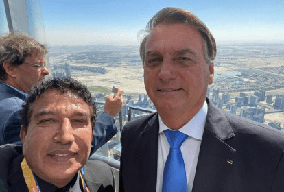 O ex-senador Magno Malta (PL-ES) ao lado do presidente Jair Bolsonaro (sem partido) em Dubai; ao fundo, o ministro do Turismo Gilson Machado Neto