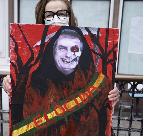 Manifestante protesta contra o Brasil durante a COP26, em Londres
