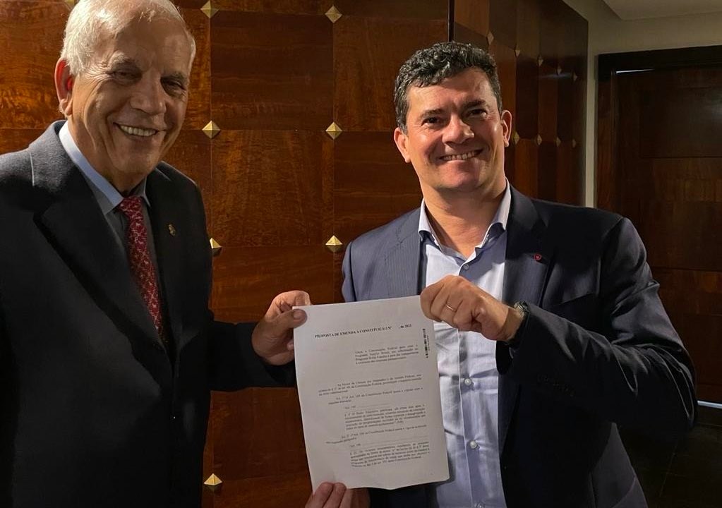 O ex-juiz Sérgio Moro e o Senador Oriovisto Guimarães, que apresentou a PEC 41/2021 que viabiliza fontes de recursos para o aumento e a expansão do Auxílio Brasil.