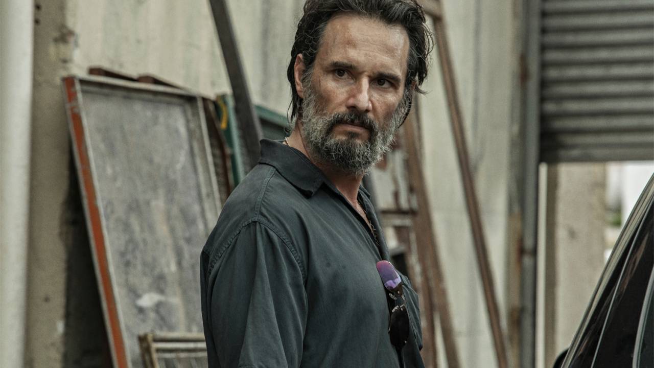 O ator Rodrigo Santoro como Luca, protagonista do filme da Netflix '7 Prisioneiros'