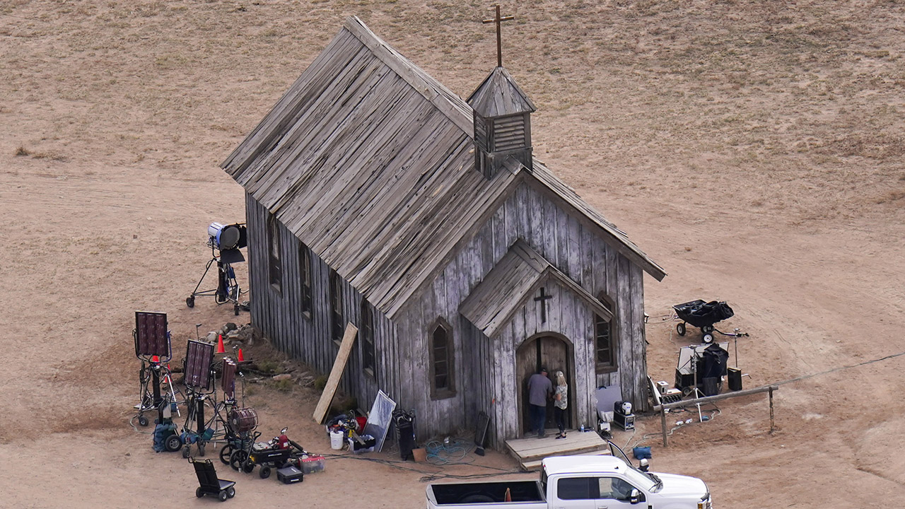 A imagem mostra a vista aérea do set do filme Rust