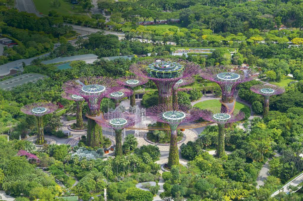 ARVOREDO MODERNO - Em Singapura, estruturas imitando árvores, com “copas” iluminadas à noite, sustentam o crescimento de milhares de plantas tropicais em meio a enormes parques-jardins à beira-mar -