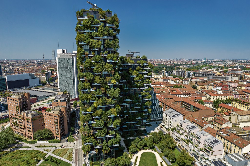 ESPIGÃO VERDE - O Bosco Verticale, duas torres residenciais no centro financeiro de Milão, na Itália, tem mais de 900 árvores crescendo sem poda nas sacadas. A “floresta” atrai até pica-paus -