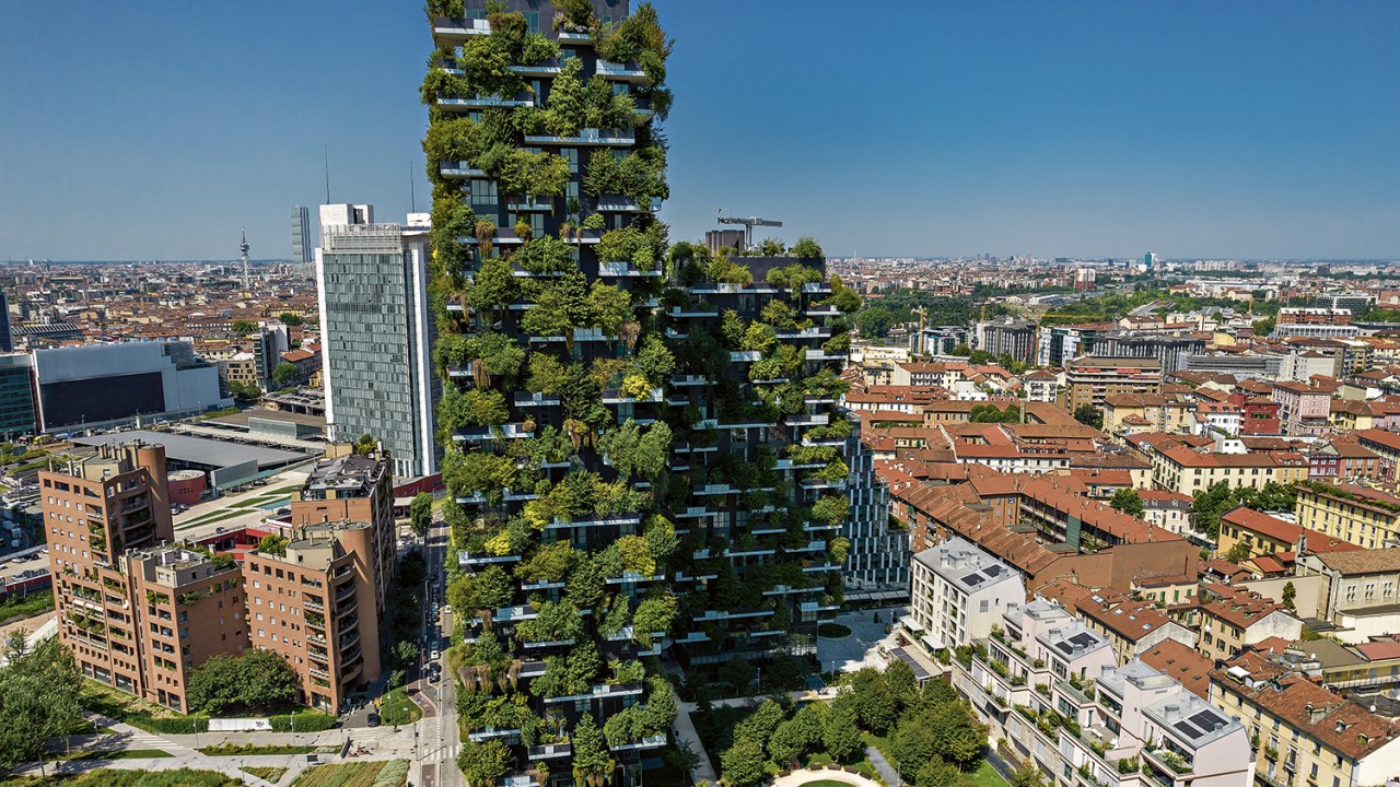 ESPIGÃO VERDE - O Bosco Verticale, duas torres residenciais no centro financeiro de Milão, na Itália, tem mais de 900 árvores crescendo sem poda nas sacadas. A “floresta” atrai até pica-paus -