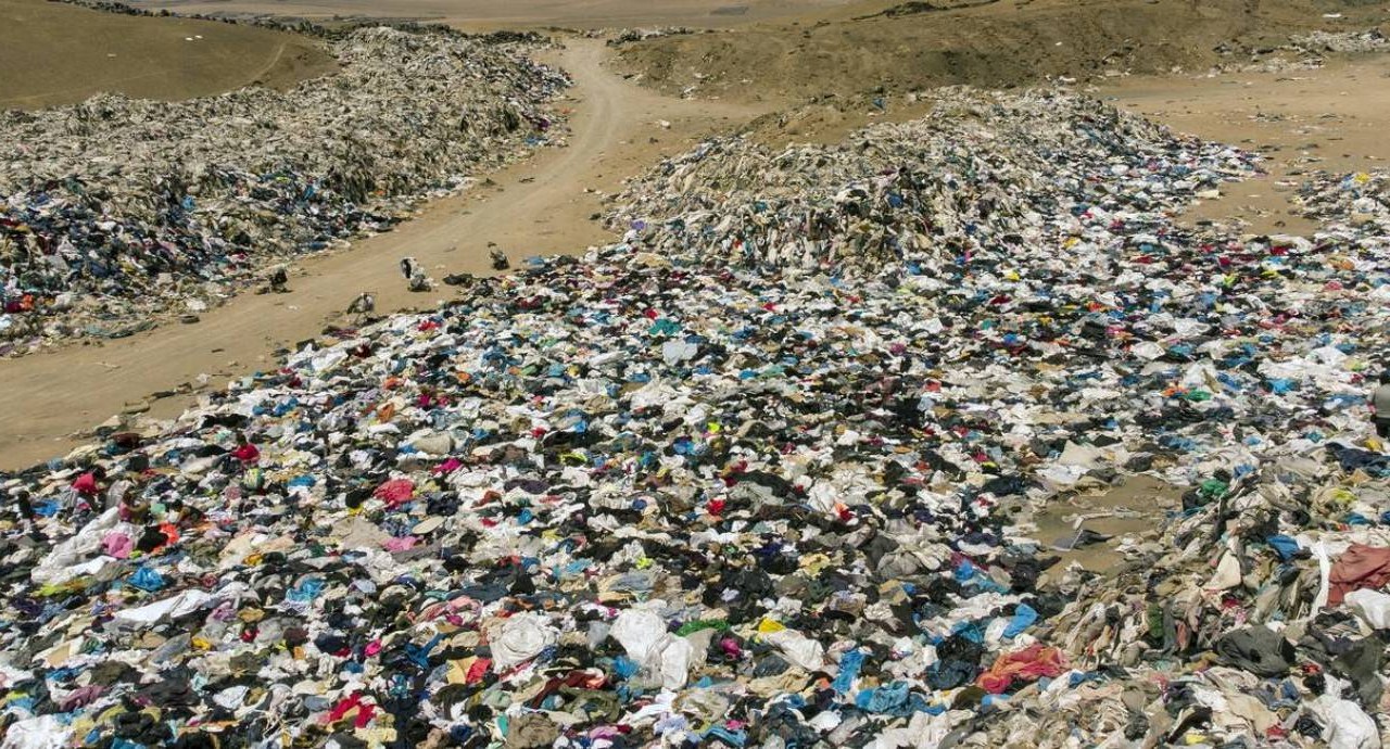 O deserto do Atacama, no Chile, se tornou um grande lixão tóxico da moda descartável do primeiro mundo