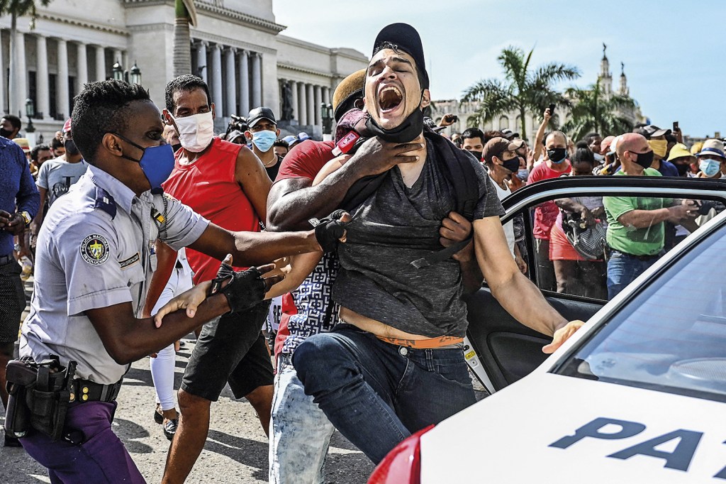 REPRESSÃO - Manifestante é detido pela polícia em Havana: jovens foram às ruas em um ato como não se via fazia décadas -