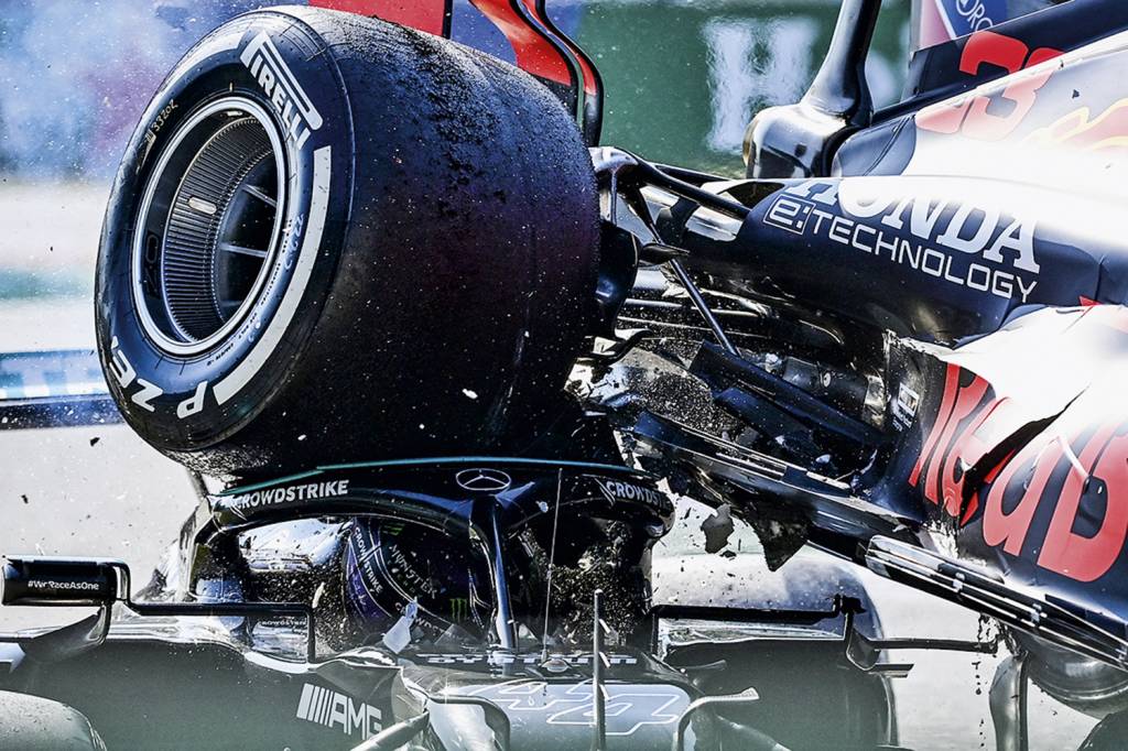 SUSTO - GP de Monza: Verstappen passou, literalmente, por cima de Hamilton, salvo pelo dispositivo de proteção -