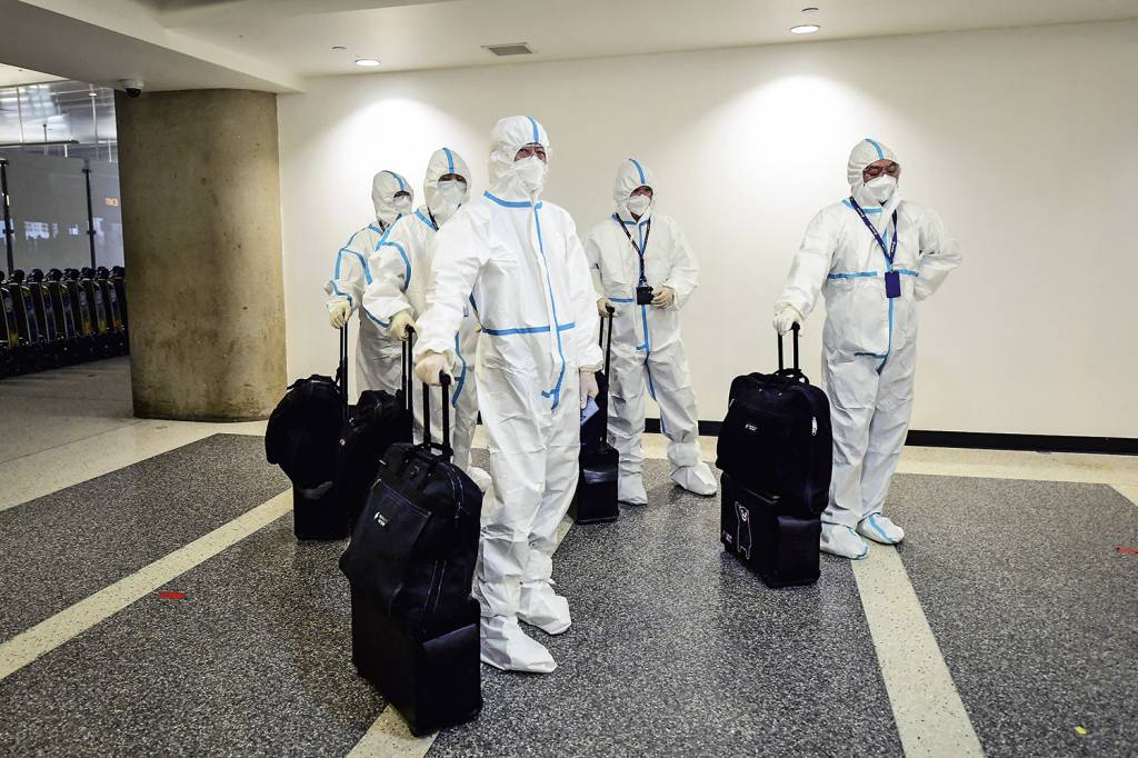 000_9TX8AZ.jpg EXCESSO - Desembarque nos Estados Unidos de coreanos com roupas especiais: um exagero desnecessário -